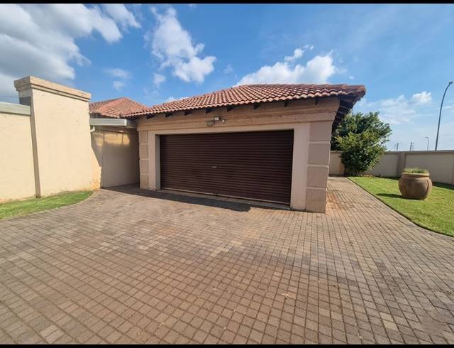 3 BEDROOM TOWNHOUSE FOR SALE IN DUNCANVILLE